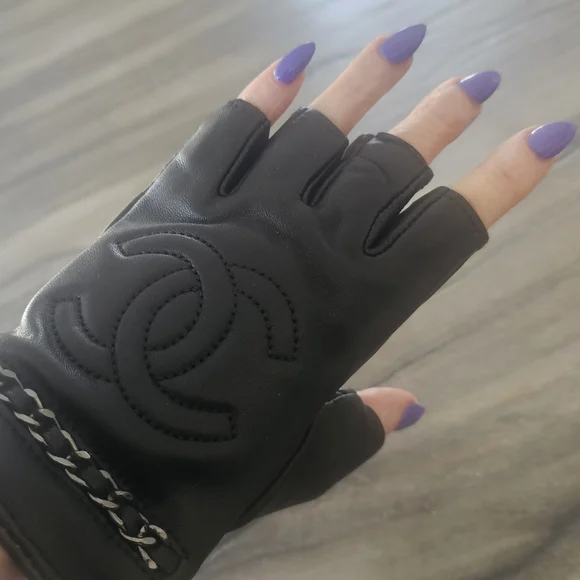 Black Leather CC Chain Detail Fingerless Gloves. Includes Box.& Special Gift💋 - Picture 5 of 6